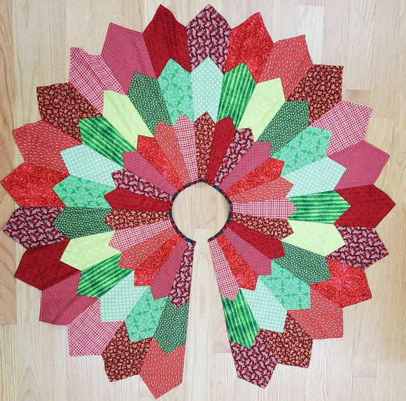 Dresden Tree Skirt Red and Green